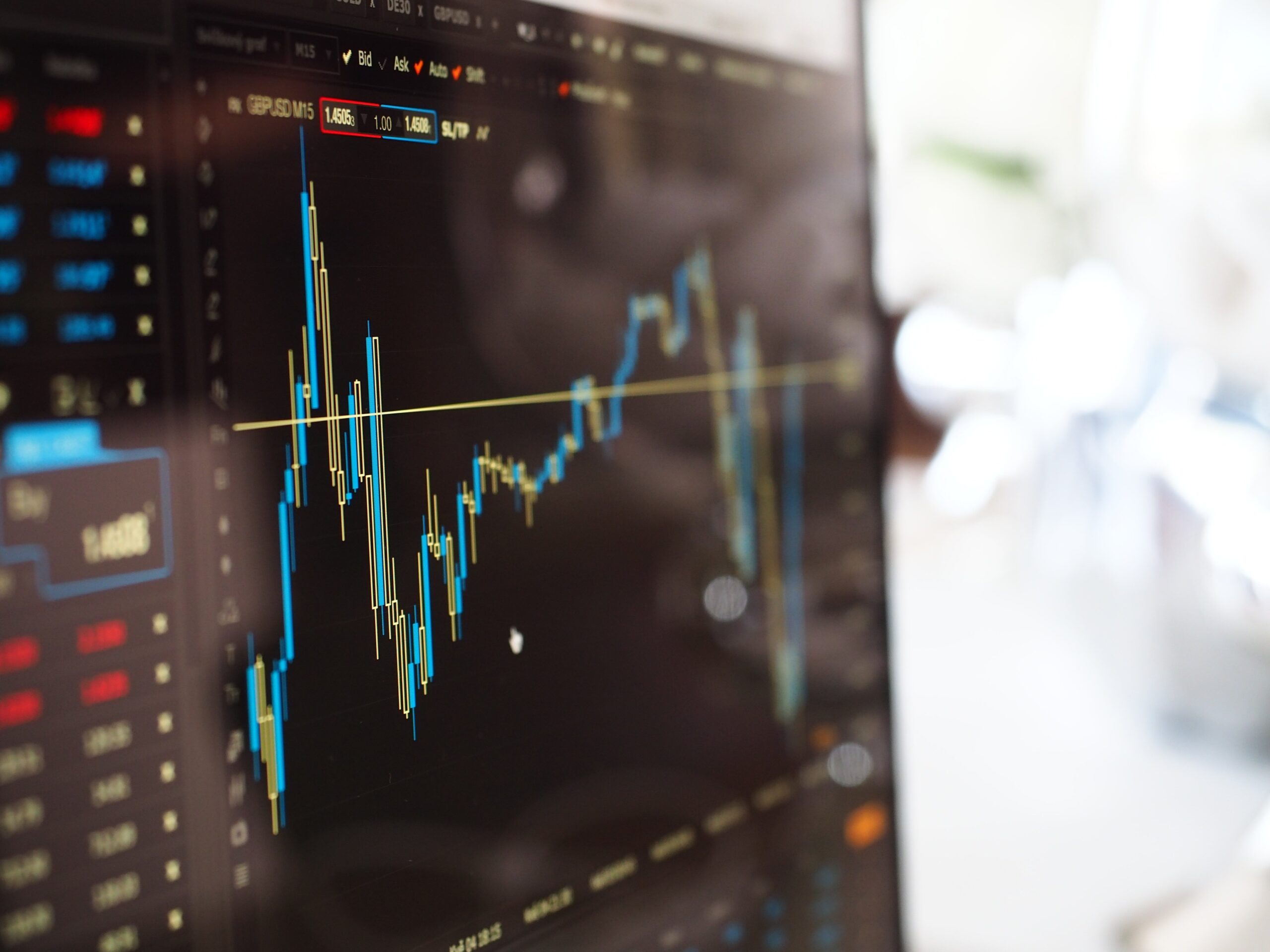 Dividend ETFs vs. Growth ETFs: What a Beginner Needs to Know About Yield Chasing